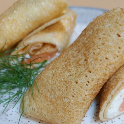 Блинчики с крем-чиз и красной рыбой в Оазис кафе по цене 320 ₽