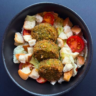 Цезарь с фалафелем в Бекки бар по цене 480 ₽