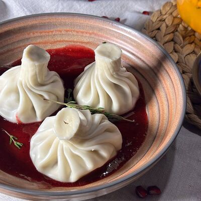 Хинкали с говядиной и ягодным соусом в Телави по цене 570 ₽