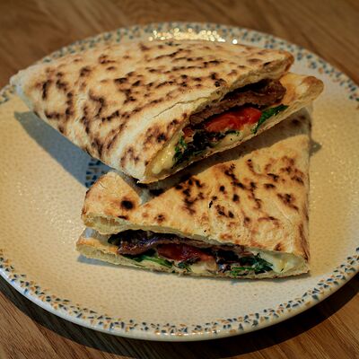 Фокачча-сендвич с мраморной говядиной в DVOR гриль-бистро по цене 680 ₽