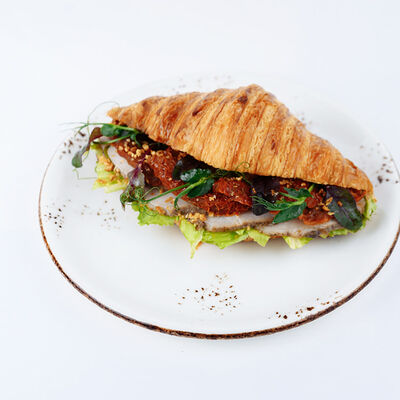 Круассан с пастрами из индейки в Кофеин по цене 580 ₽