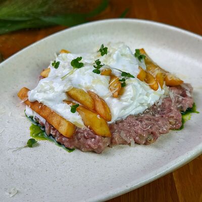 Тартар из говядины с сырным муссом и фри в Kvartal по цене 850 ₽