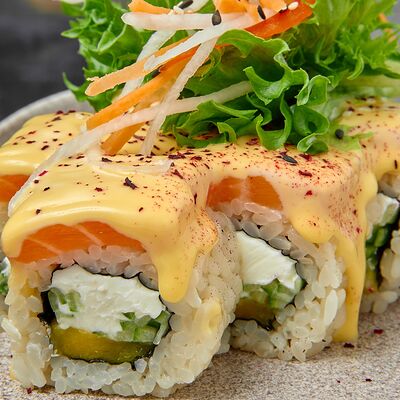 Ролл с лососем и мангов 96 азиаток по цене 925 ₽