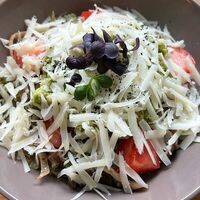 Гречетто с песто, мятым авокадо, вешенками и пармезаном в Entree