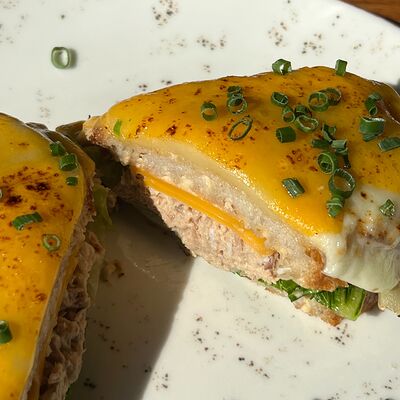 Гриль-чиз с тунцом и соусом вителло тонатто в MeatBarrique по цене 950 ₽