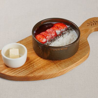 Каша рисовая с клубничным вареньем и кокосом в Мука и Фартук по цене 348 ₽