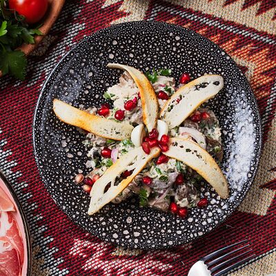 Салат Гнездо перепелки в Хинкальная по цене 570 ₽