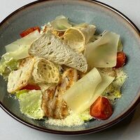 Цезарь с курицей в Утёсовъ