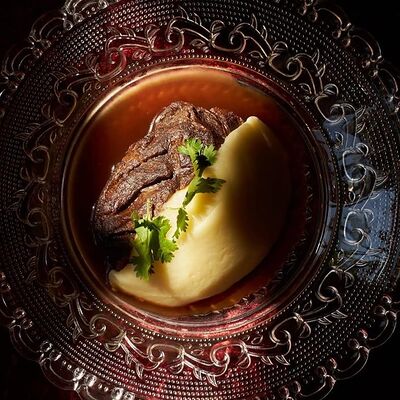 Говяжьи щёчки с эларджи по-сванскив Усахело по цене 970 ₽