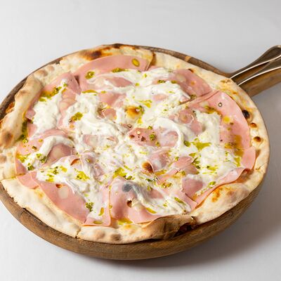 Пицца Мортаделла и страчателла в Bistrot по цене 2100 ₽