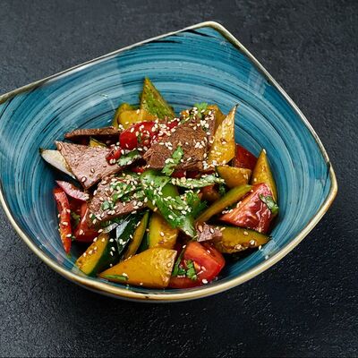 Острый салат с мясомв Чайхонa бapaкaт по цене 650 ₽