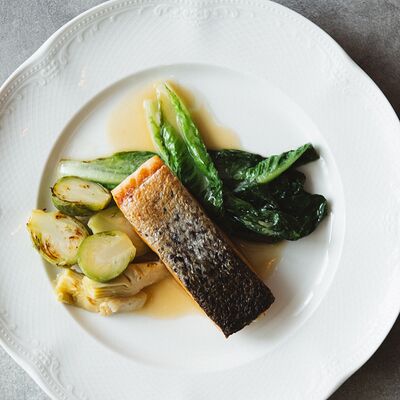 Стейк из лосося с артишоками и брюссельской капустой в Semplice Secondfloor по цене 760 ₽