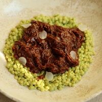 Говяжьи щеки с пастой птитим в Эсперанто