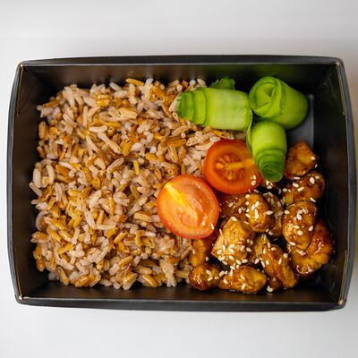 Курица терияки с красным рисом и кунжутным соусом в Тарелка по цене 421 ₽
