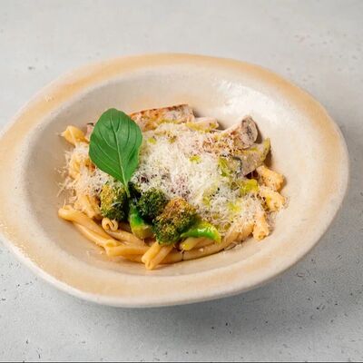 Казаречче с курицей и броколли в Hug по цене 690 ₽