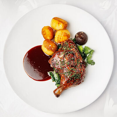 Утиная ножка с печеным молодым картофелем и соусом ягодным барбекю в Sadko по цене 968 ₽