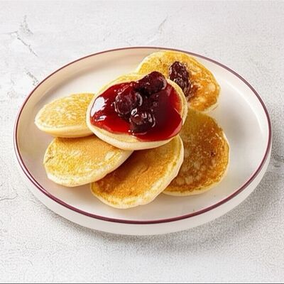 Большая порция панкейков с вишнёвым вареньем в Шоколадница по цене 994 ₽