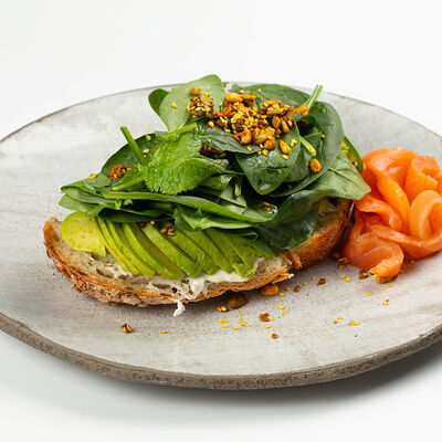 Авокадо-тост с лососем на киноа-хлебе в She по цене 950 ₽