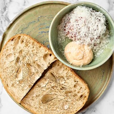 Тартар из говядины с невесомым айоли в Mikemolly по цене 860 ₽