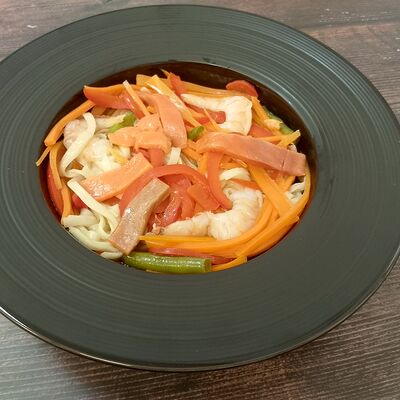 Лапша с лососем и креветками в Сол Cити по цене 565 ₽