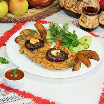 Отбивная из cвинoй шеи с картошечкой, лучком и свежими овощами в Станица по цене 719 ₽