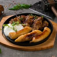 Картофельные колбаски, запечённые в печи, с луком и горчичным соусом в Тимохин двор