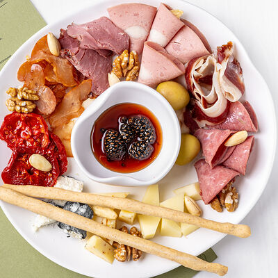 Большая тарелка закусок к вину в М2 Органик Клуб Зиларт по цене 2490 ₽