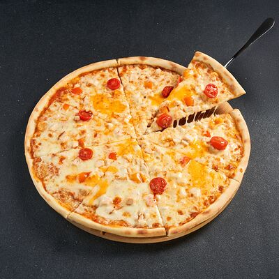 Пицца с цыпленком, томатами и сыром чеддер в Lafa Lounge по цене 650 ₽