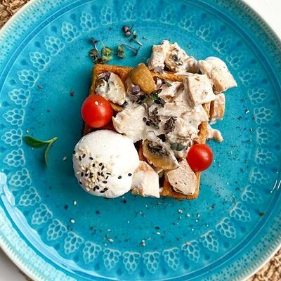 Вафля с курицей и грибами Шпинатная в Моё место по цене 429 ₽