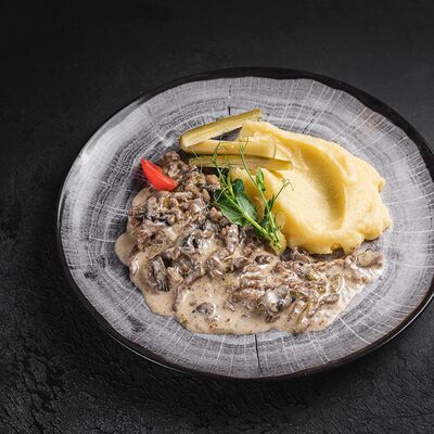 Бефстроганов с пюре в Мираж по цене 580 ₽