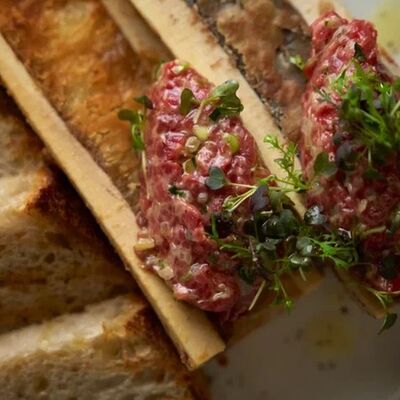 Тартар из мраморной говядины на мозговой кости в MeatBarrique по цене 1320 ₽