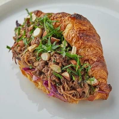 Круассан с томленой говядиной в Local Chef по цене 860 ₽