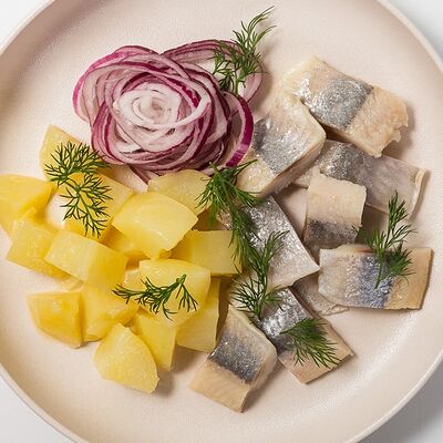 Сельдь с картофелем и луком в Лариса Ивановна по цене 555 ₽