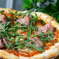 Пицца с ростбифом в Eva bistro