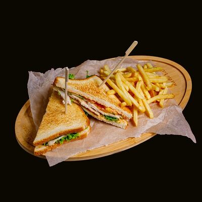 Сендвич с курицей и картофелем фри в Роял бар по цене 690 ₽