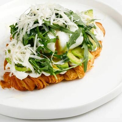 Круассан с авокадо и яйцом пашот в Гости по цене 590 ₽