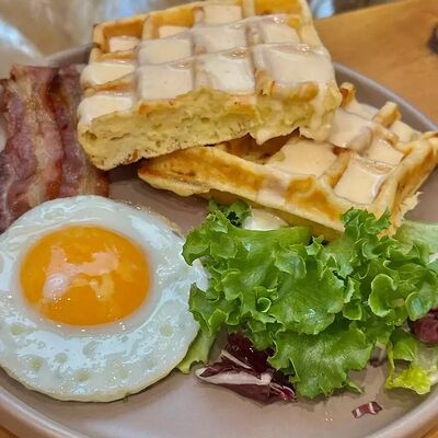 Сырная вафля/бриошь с яйцом и беконом в Krems по цене 850 ₽
