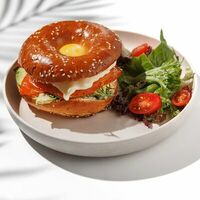 Бейгл с лососем и авокадо в Feromon