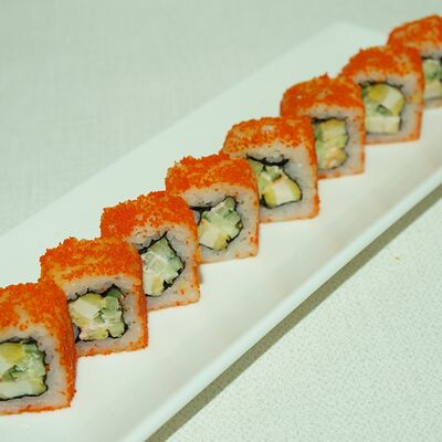 Калифорния с лососем в СУШИSELL по цене 949 ₽