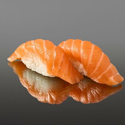 Суши с лососем в OUGI по цене 380 ₽