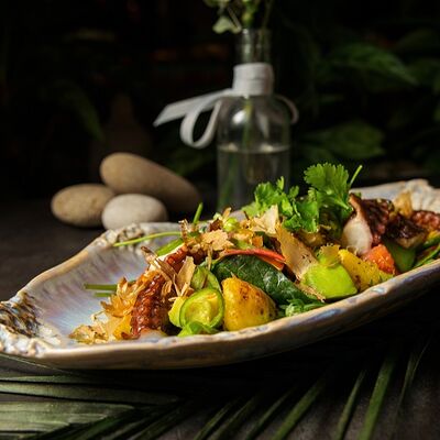 Салат с жареным осьминогом в Эбби Noodles & Sushi Bar по цене 682