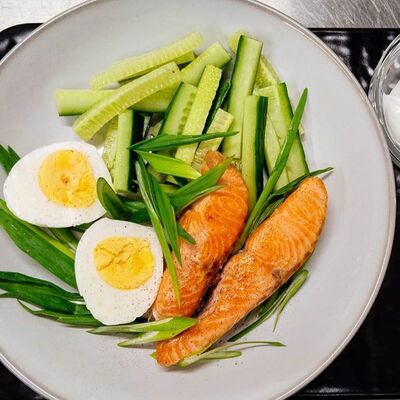 Боул салат с форелью в Марсель кафе-кондитерская по цене 928 ₽