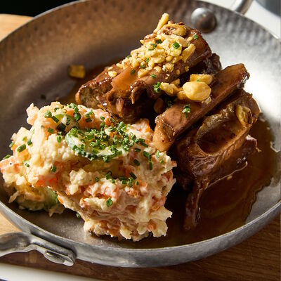 Говяжьи ребра с альпийским салатом в Траттория Минисыроварня по цене 1390 ₽