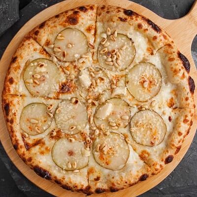 Пицца с грушей и горгонзолой в Наше место по цене 880 ₽