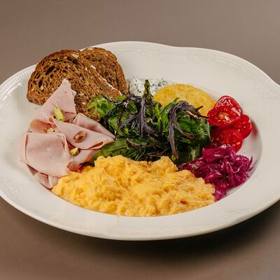 Скрэмбл с мортаделлой в Кими по цене 650 ₽