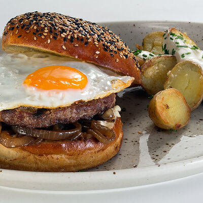 Открытый бургер с картофелем в сметане в Goodman по цене 570