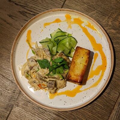 Бефстроганов с картофельным гратеном в Чайник по цене 920 ₽