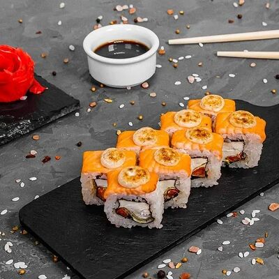 Запеченный Цезарь с лососем в Суши Пати по цене 580 ₽