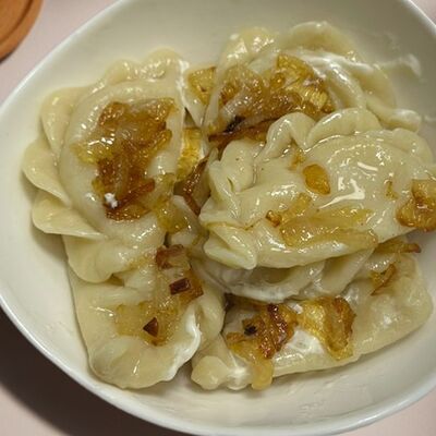 Домашние вареники с картошкой (подаются с жареным луком и сметаной) в Хорошее Место по цене 300 ₽