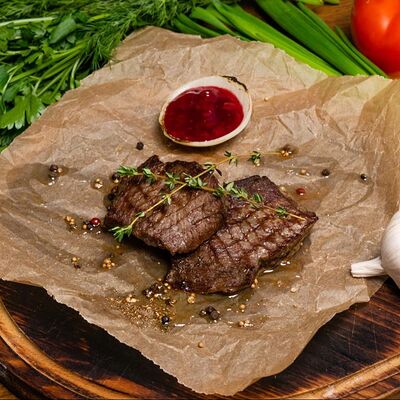 Медальоны из говяжьей вырезки с брусничным соусом в Кухня радости по цене 980 ₽